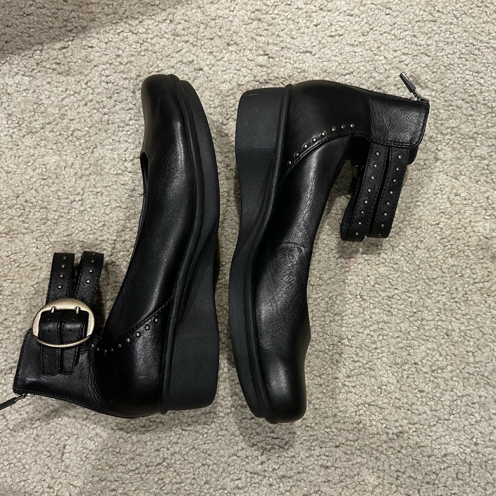 Black Flats with Polished Finish and Minimalist Design